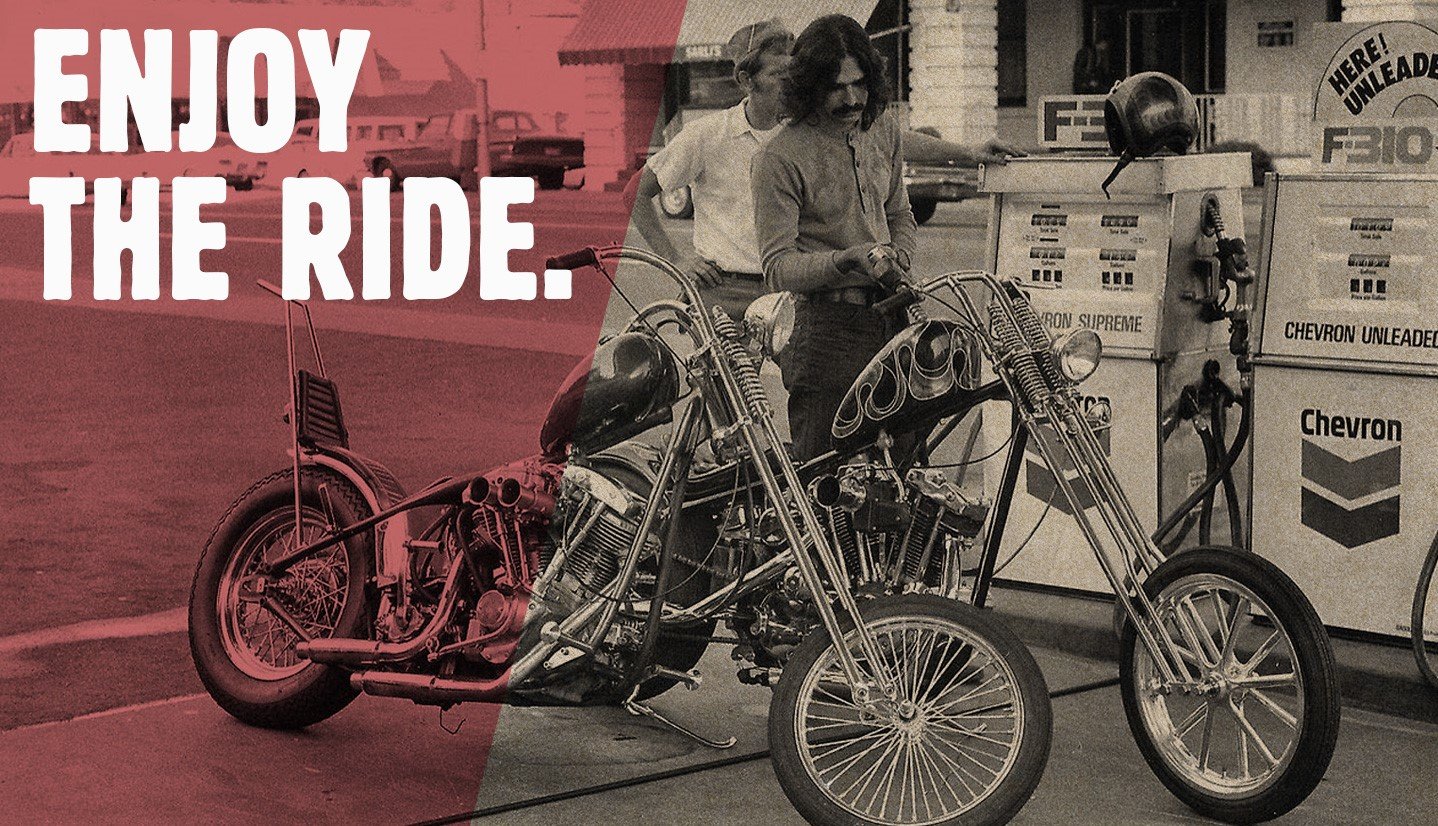 70er Jahre Chopper an einer Chevron Tankstelle mit 2 Motorradfahrern