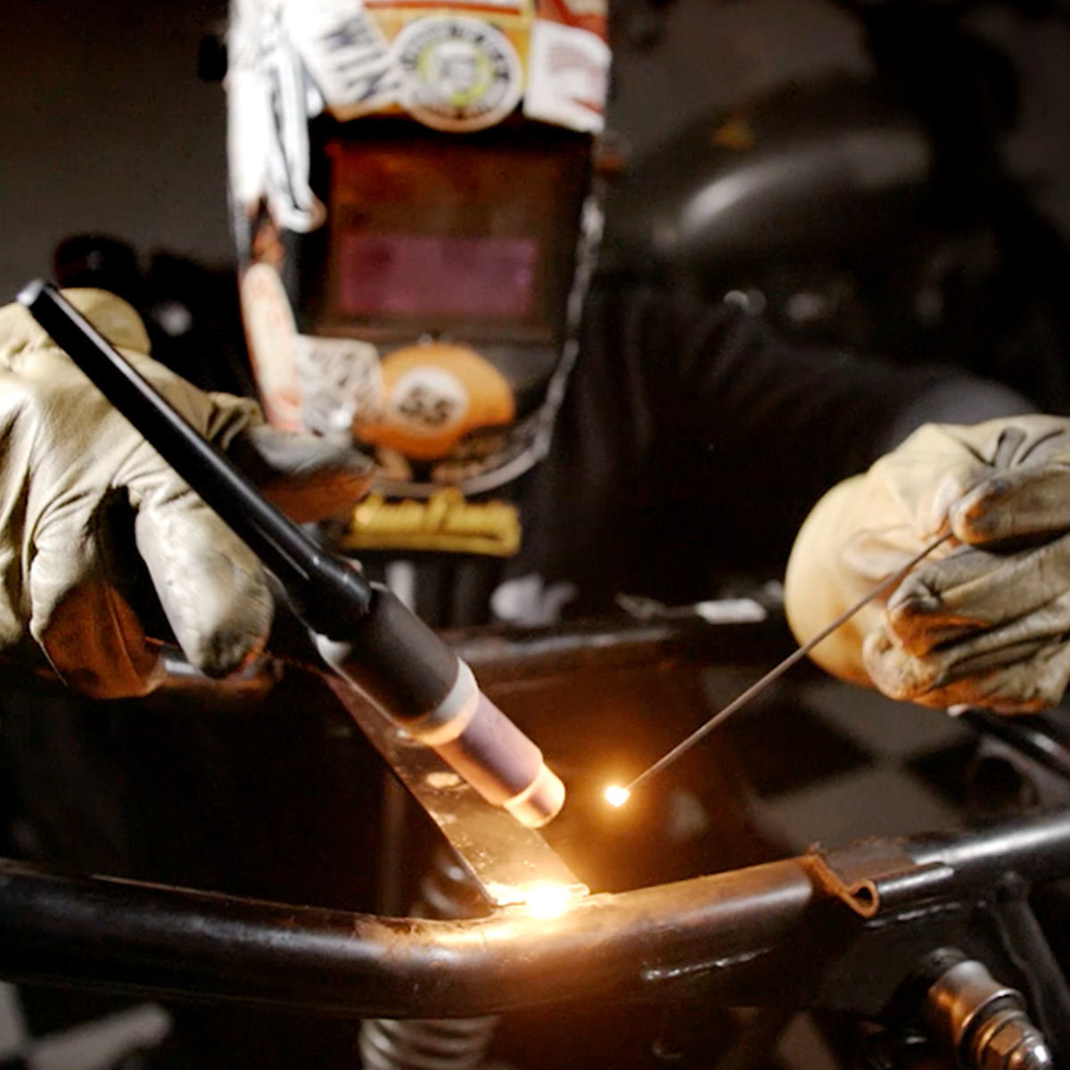 Motorradmechaniker, Schweißer repariert einen Motorrad-Rahmen