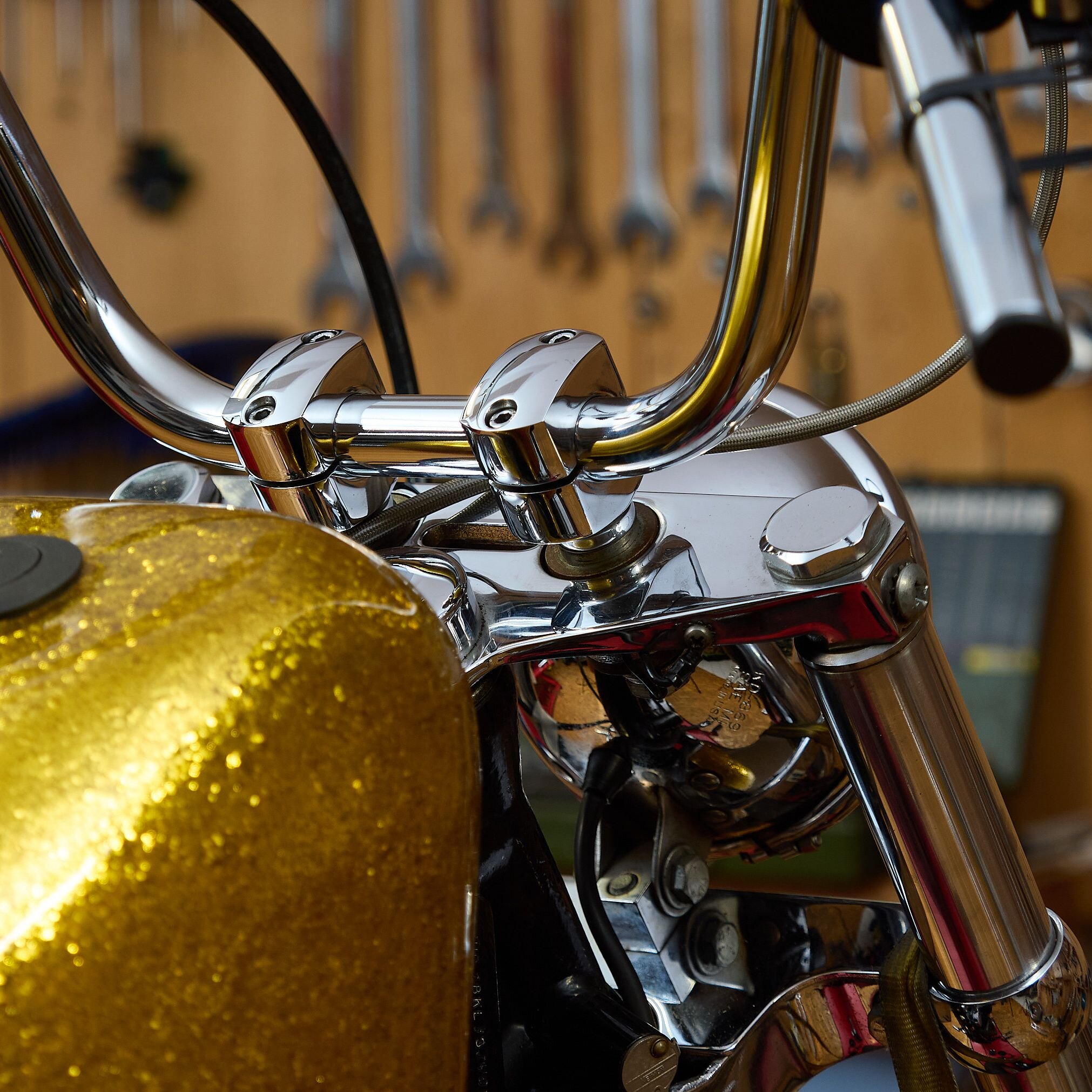 Closeup von einem Motorradvorbau, Riser, Lenker, Tank mit Beschriftung Motorradteile