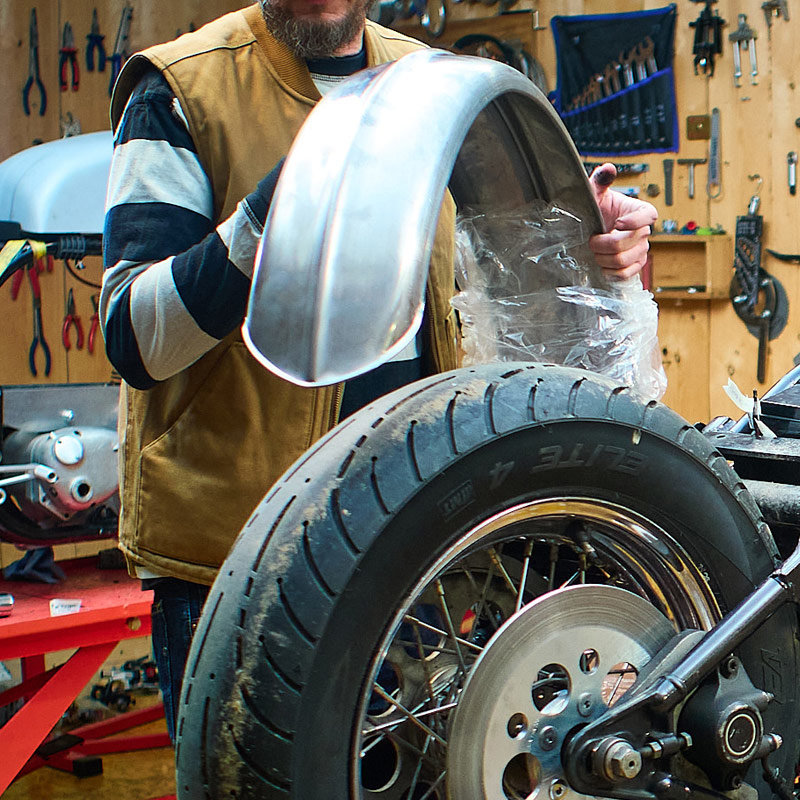 Motorrad Werkstatt, Chopper Projekt mit Schrift für neue Motorradteile