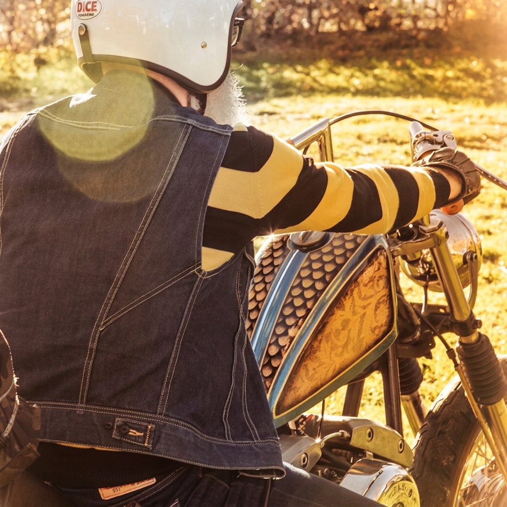 Motorradfahrer auf Harley Shovelhead mit Chopper-Lifestyle Bekleidung